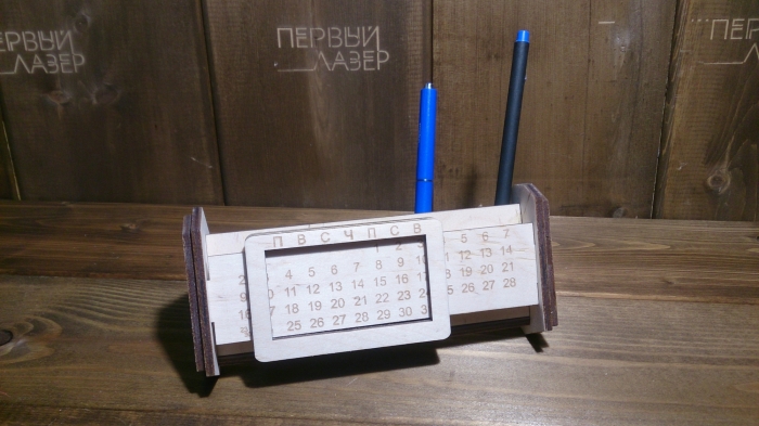 Календарь (карандашница)
