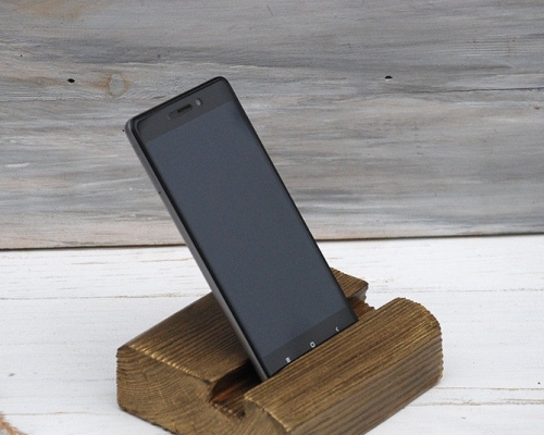Подставка под телефон из дерева